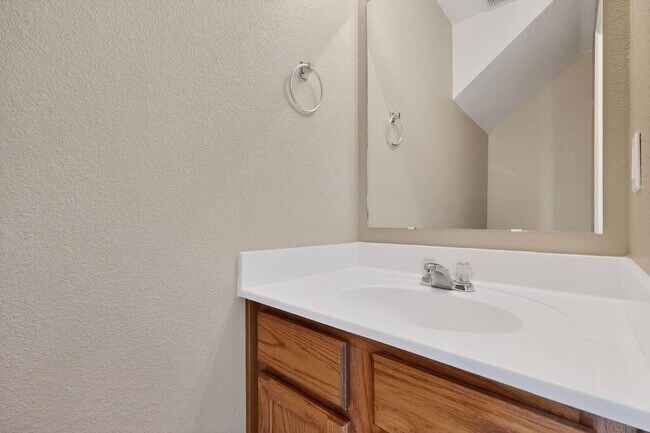 Building Photo - West Side 2/story 3 Bedroom 2.5 Bath 1605/sf 2/CG