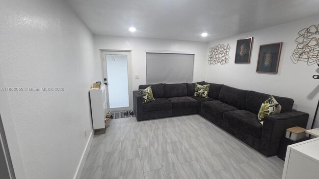 Primary Photo - 5530 SW 38th St
