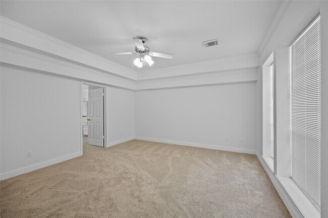 Building Photo - 5803 Ancient Oaks Dr