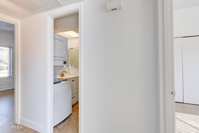 Building Photo - 1297 W 5th St