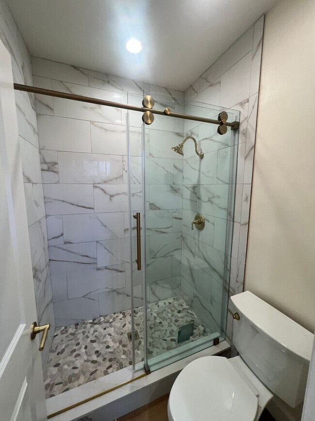 Building Photo - Thousand Oaks - 3 bedroom, 2.5 bath in the...
