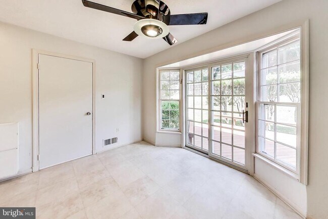 Building Photo - 1718 Crestview Dr