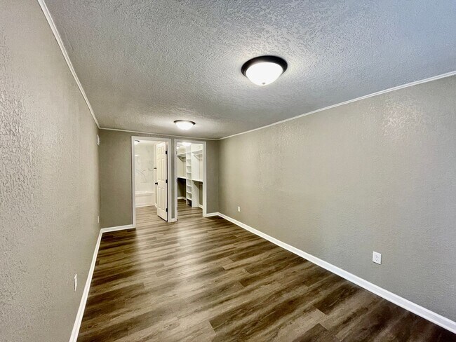 Building Photo - Large 3 Bedroom Remodeled Home