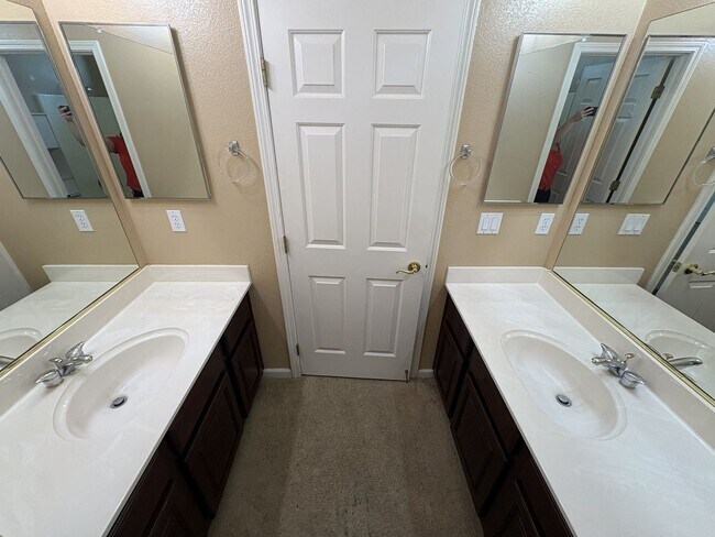 Building Photo - 5637 Lilyview Way