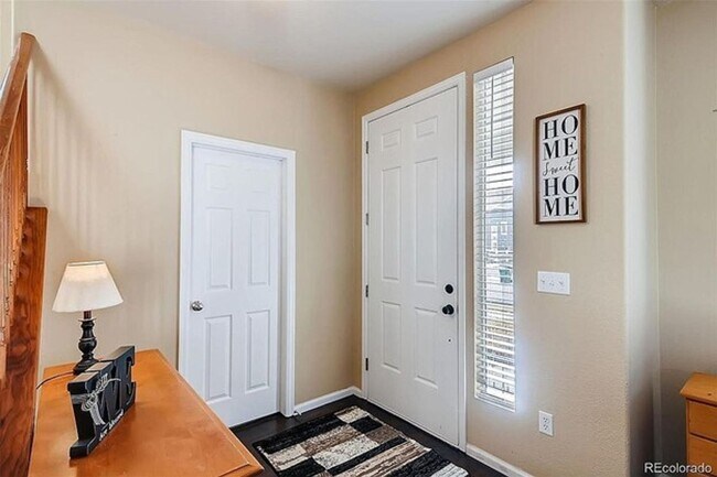 Building Photo - Stunning 3 bed 2.5 ba home for rent at Murphy Creek neighborhood Aurora CO 80018