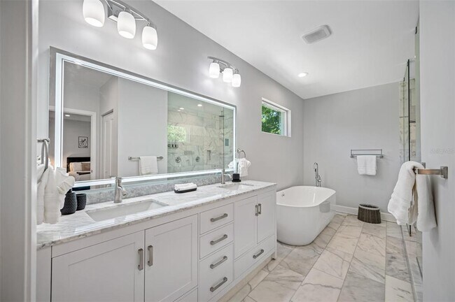 Building Photo - 902 W Plymouth St