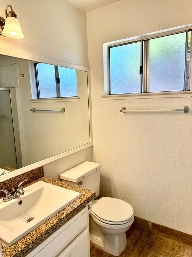 Building Photo - Cute Duplex in Convenient Location!