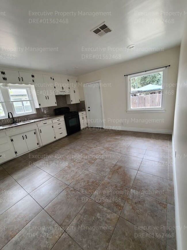 Building Photo - 3 bedroom/ 2 bathroom house located in East Bakersfield near a hospital and an elementary school.