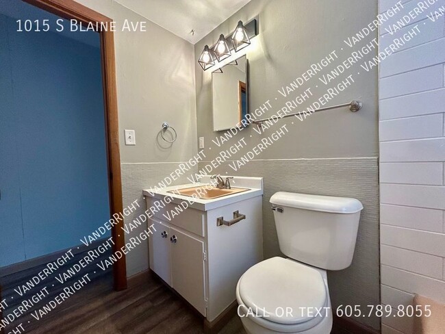 Building Photo - 1015 S Blaine Ave