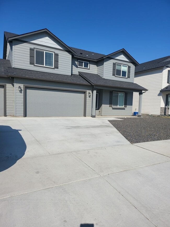 Building Photo - Beautiful 5 bedroom 3 bath home in Mae Valley area of Moses Lake