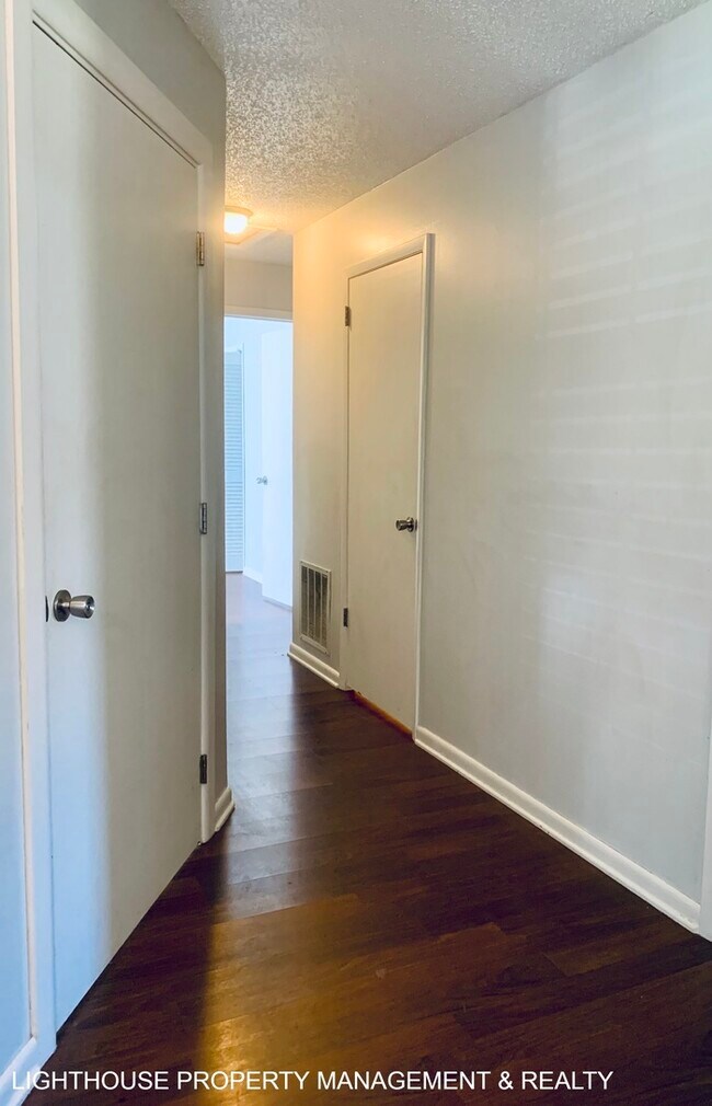 Building Photo - Spacious 4-Bedroom, 2-Bath with Fenced Yar...