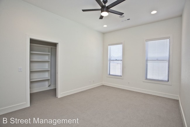 Building Photo - 4 br, 3.5 bath House - 329 SW D Street