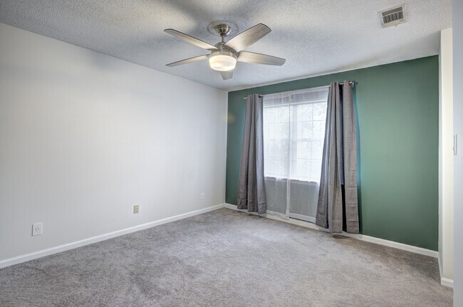 Building Photo - 121 Holland Park Cir