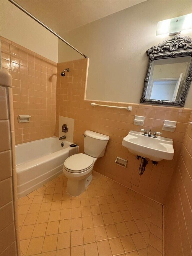 Building Photo - 1212 W 13th St