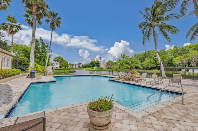 Building Photo - 1000 Crestwood Ct S