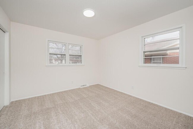 Building Photo - 1302 N Murray St