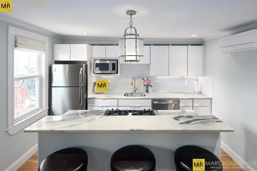 Building Photo - 182 Marion St