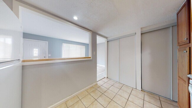 Building Photo - Elyria - updated 2 bedroom/1 bath townhouse.