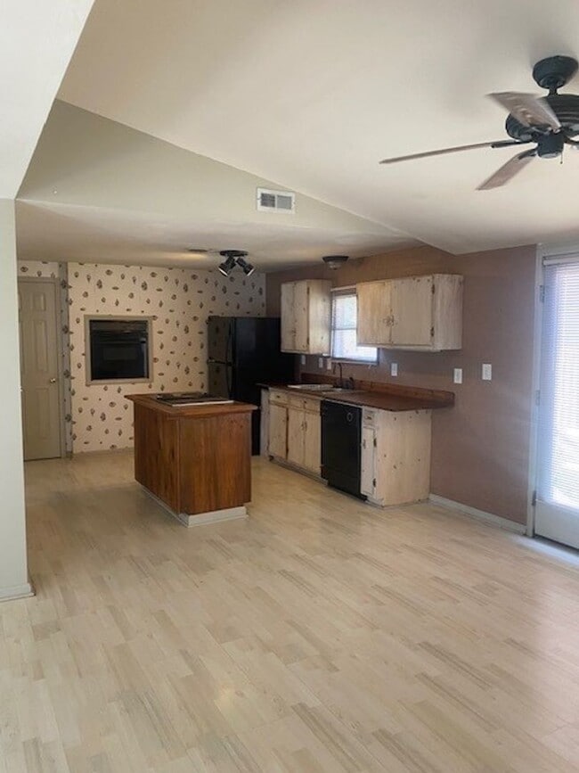 Building Photo - Introducing a charming 3-bedroom, 2-bathroom house located in the desirable Carolina Beach, NC.