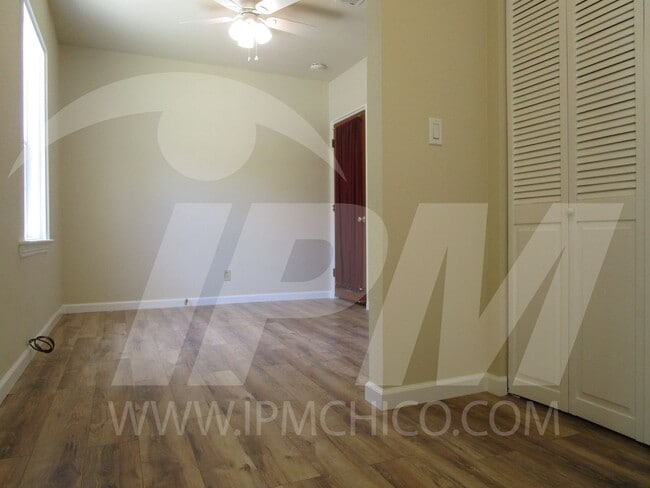 Building Photo - 2-Bed, 2-Bath Cottage PENDING