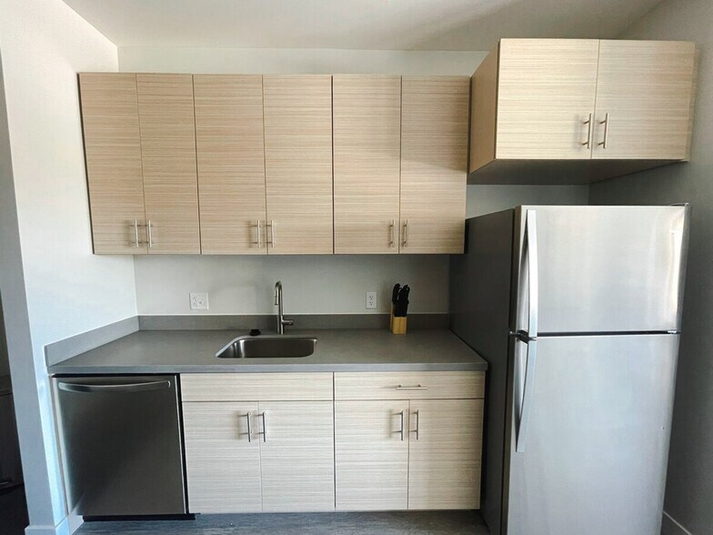 Building Photo - 2530 University Ave