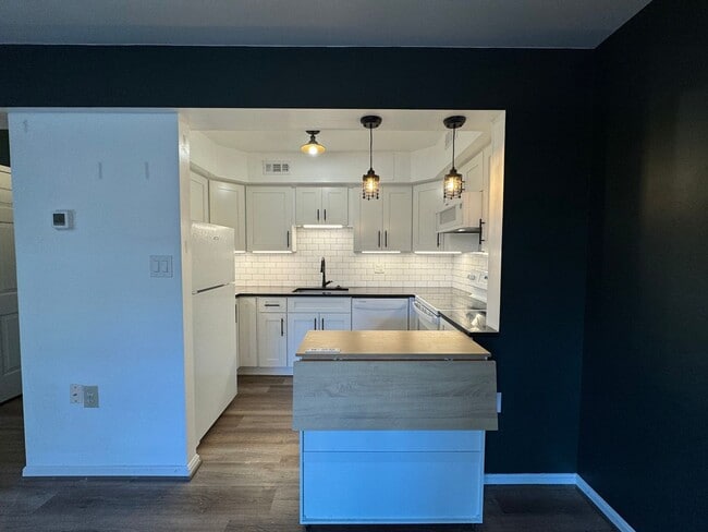 Building Photo - Bright and Cozy 1 Bed 1 Bath Condo In Beautiful Cleveland Park