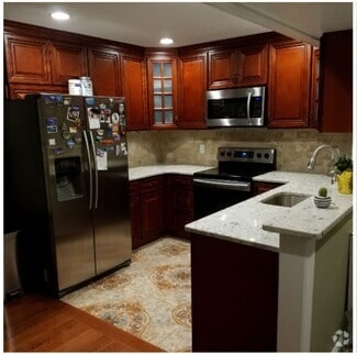 Kitchen - 5200 Hilltop Dr