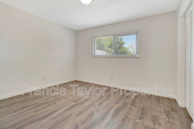 Building Photo - 525 Smilax Rd
