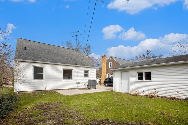 Building Photo - 2444 Richards Dr SE