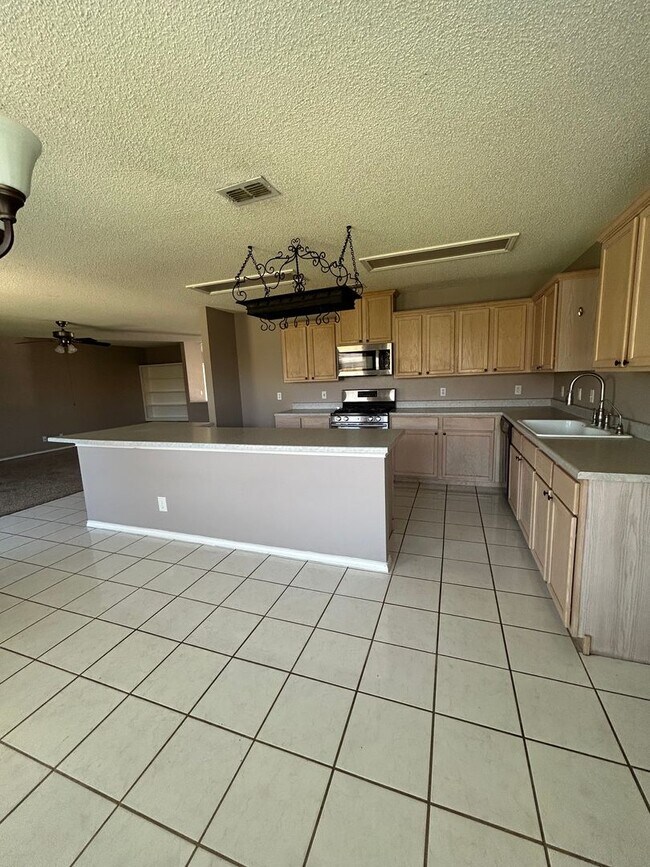 Building Photo - Spacious 4-Bedroom, 2.5-Bath Home in Plant...