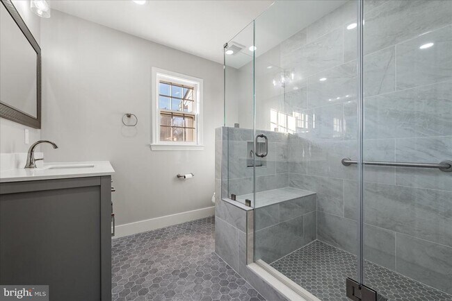 Building Photo - 641 W Country Club Dr