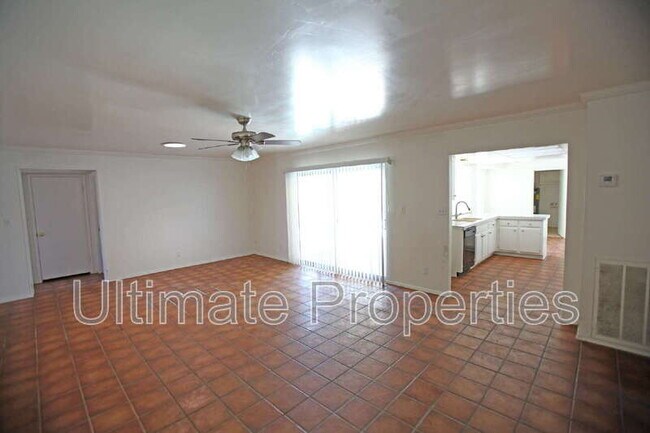 Building Photo - 8702 E Sells Dr
