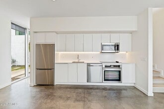 Building Photo - 1337 E Polk St