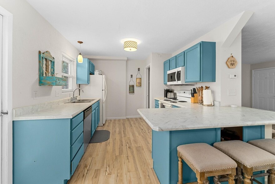 Building Photo - 1304 E Sylvan Cir