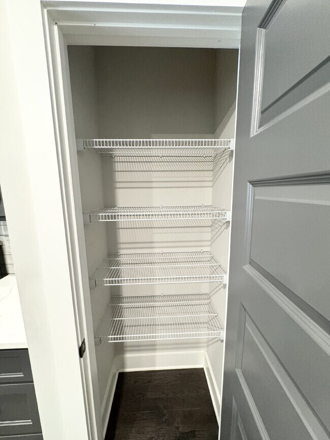 Building Photo - Single Bedroom Charmer