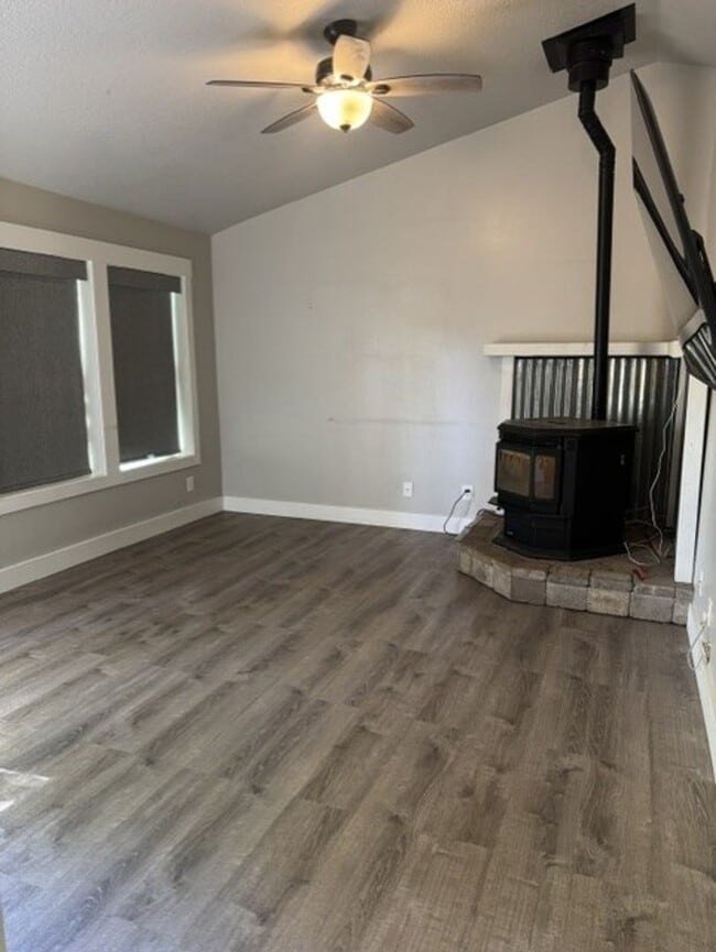Building Photo - Well-Maintained 3-bedroom, 2-bath home with a 2-car garage