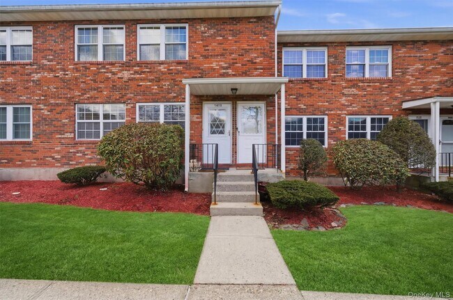 Building Photo - 276 Temple Hill Rd