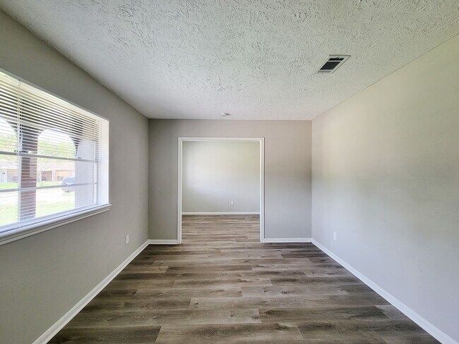 Building Photo - REMODELED 4 BEDROOM 2 BATH LEASE HOME IN H...