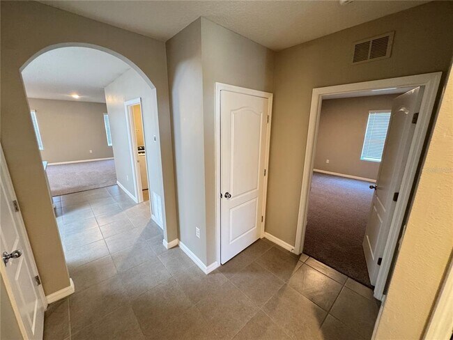 Building Photo - 2323 Silverview Dr
