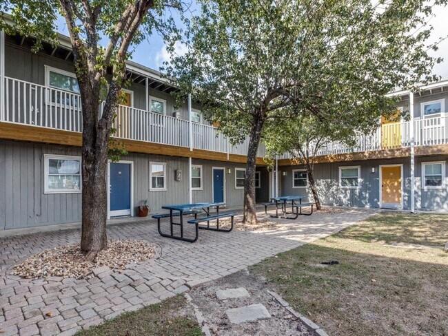 Building Photo - 2401 Manor Rd
