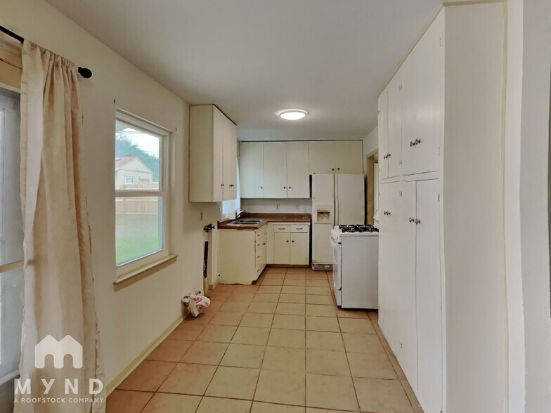 Building Photo - 215 Shady Rill