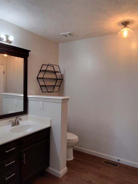 Master bath (double sink) - 828 Sycamore Rd