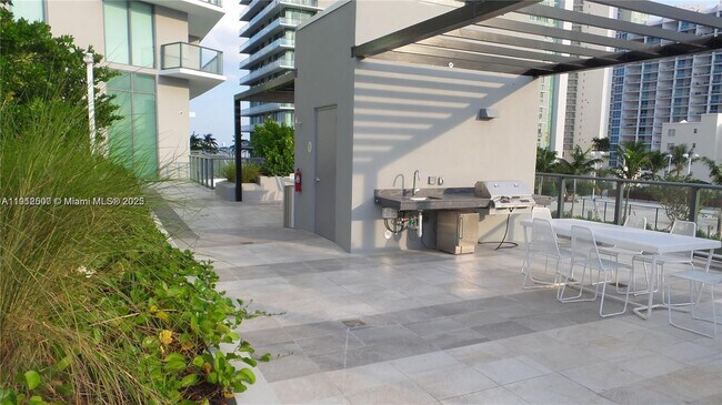 Building Photo - 501 NE 31st St