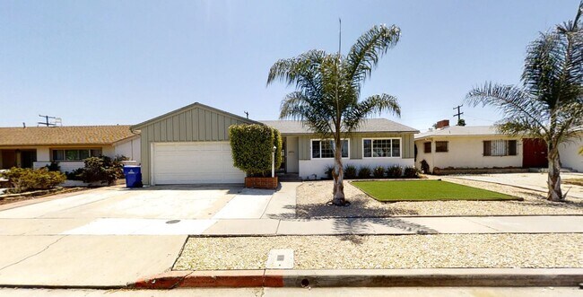 Primary Photo - 4BD/2BA, POOL!!