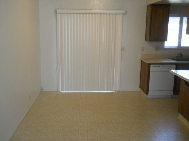 Building Photo - Triplex For Rent in Manteca