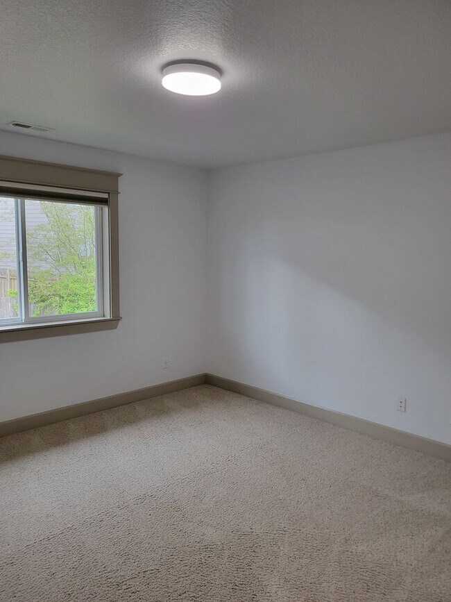 Building Photo - Immaculate 5 Bedroom West Salem Home With a View