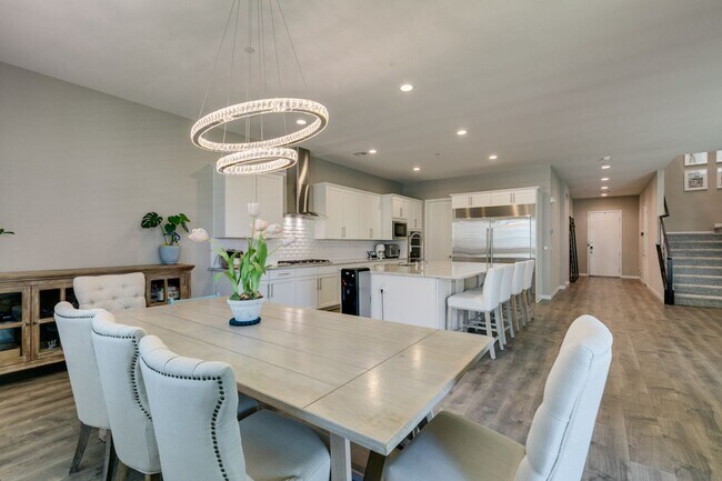 Building Photo - Luxury Rental with Mountain Views in Gated Henderson Community