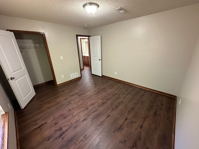 Building Photo - 2 Bed Single Level Duplex in Grain Valley