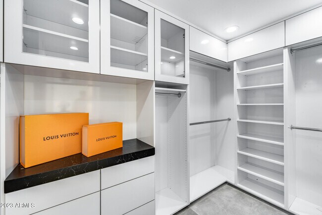 Building Photo - 8618 N Timberlane Dr