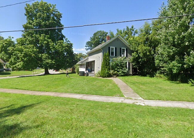 Primary Photo - 736 W River Rd N